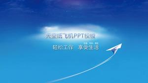 Plantilla de diapositiva de avión de papel volando en el cielo azul