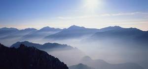 Gambar latar belakang PPT pegunungan dengan gunung-gunung berat