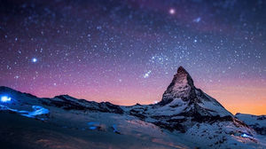 Image d'arrière-plan PPT de la montagne sous le ciel étoilé du bel univers