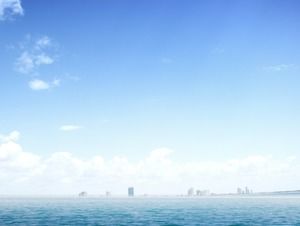 Unduhan gambar latar belakang PowerPoint samudra biru laut yang elegan