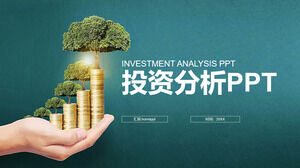 Modello PPT per l'analisi degli investimenti di alberi supportati dalla mano verde e sfondo di monete d'oro