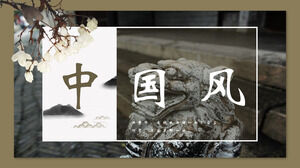 Laden Sie die PPT-Vorlage im klassischen chinesischen Stil für Hintergrund mit Blumen und Steinstatuen herunter