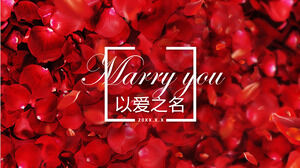 Laden Sie die PPT-Vorlage für ein romantisches Hochzeitsalbum mit rotem Blütenblatt-Hintergrund herunter