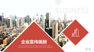 Pobierz szablon PPT dla czerwonej broszury promocyjnej przedsiębiorstwa na tle architektury miejskiej