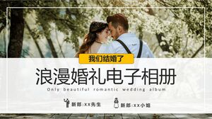 Templat PPT Album Elektronik Pernikahan Romantis dengan Latar Belakang Foto Pernikahan Intim