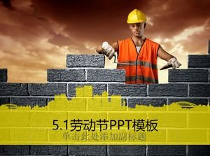 Gli operai edili stanno ponendo il modello ppt per la festa del lavoro di mattoni 5.1