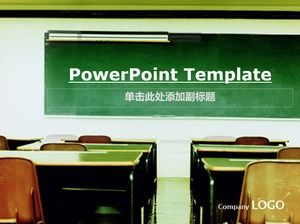 キャンパスライフを想起させる教室の黒板の卒業生PPTテンプレート