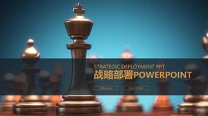 Modello PPT di disposizione del lavoro di distribuzione strategica sullo sfondo di scacchi