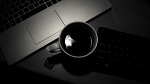 Imagem de fundo preto e branco computador portátil café área de trabalho PPT