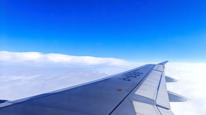 青い空と白い雲の翼のPPT背景画像