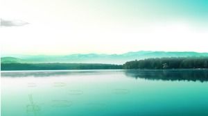 Dua gambar latar belakang PPT yang elegan dari pemandangan danau dan gunung