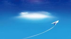 Empat langit biru dan awan putih pesawat kertas gambar latar belakang PPT