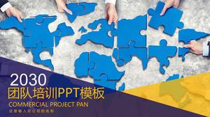 Modello di courseware PPT per la formazione del team aziendale su sfondo blu puzzle