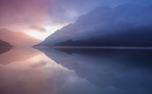 紫色の美しい湖と山のPPT背景画像