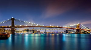 Immagine del fondo dello scorrevole del ponte sotto cielo notturno blu