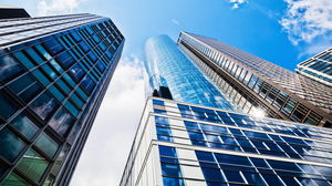 Imagine de fundal PPT a clădirii moderne de afaceri sub cer albastru și nori albi