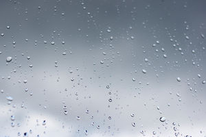 灰色の透明なガラス上の水滴のPPT背景画像