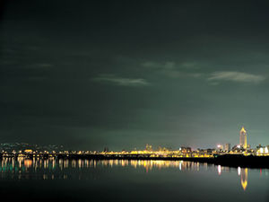 Seaside city lumini strălucitoare vedere noapte șablon ppt de afaceri