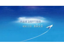 Modello di diapositiva dell'aeroplano di carta che vola nel cielo blu
