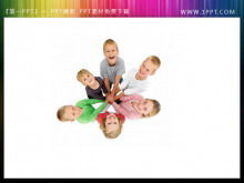 Una foto di bambini che si stringono la mano e cooperazione immagine di sfondo PowerPoint