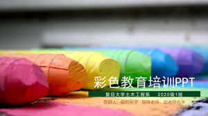 Die Ausbildung der Kinder, die PPT-Schablone auf Farbpastellhintergrund ausbildet