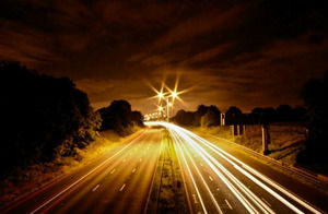 Estrada iluminada à modelo powerpoint Noite