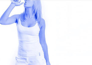 امرأة مع زجاجة من قالب باور بوينت المياه